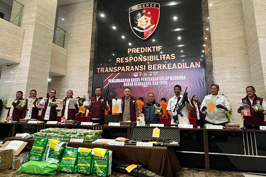 Direktorat Tindak Pidana Narkoba (Dittipidnarkoba) Bareskrim Polri mengungkap kasus seks sesama jenis. Hampir ribuan botol obat perangsang atau poppers disita polisi.