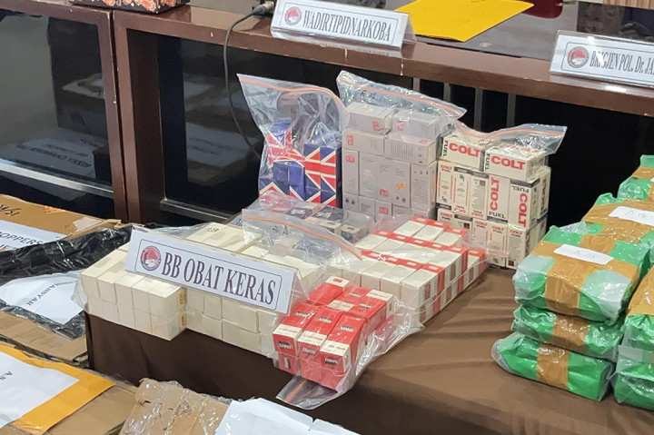 Mukti mengatakan pihaknya menyita 959 botol dan 710 kotak obat perangsang dalam pengungkapan kasus ini. Obat perangsang ini digunakan untuk hubungan seksual sesama lelaki.