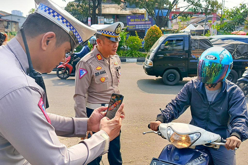 Ratusan pengendara sepeda motor serta mobil di Kota Bandung telah diberikan penindakan berupa tilang elektronik atau ETLE karena melakukan pelanggaran lalu lintas. Penindakan tersebut dilakukan dalam rangka Operasi Patuh Lodaya 2024 di hari yang ke-8.