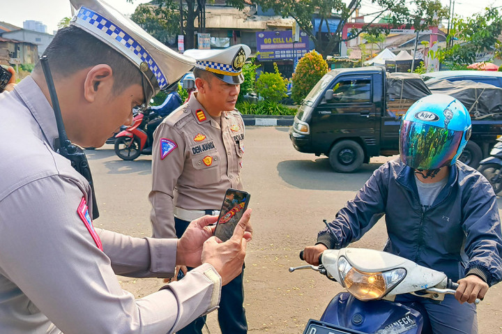Ratusan pengendara sepeda motor serta mobil di Kota Bandung telah diberikan penindakan berupa tilang elektronik atau ETLE karena melakukan pelanggaran lalu lintas. Penindakan tersebut dilakukan dalam rangka Operasi Patuh Lodaya 2024 di hari yang ke-8.