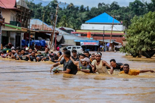 Personel Polres Halteng dan TNI Kodim 1512/Weda bersama Badan Penanggulangan Bencana Daerah (BPBD) Kabupaten mengevakuasi warga yang terdampak banjir.