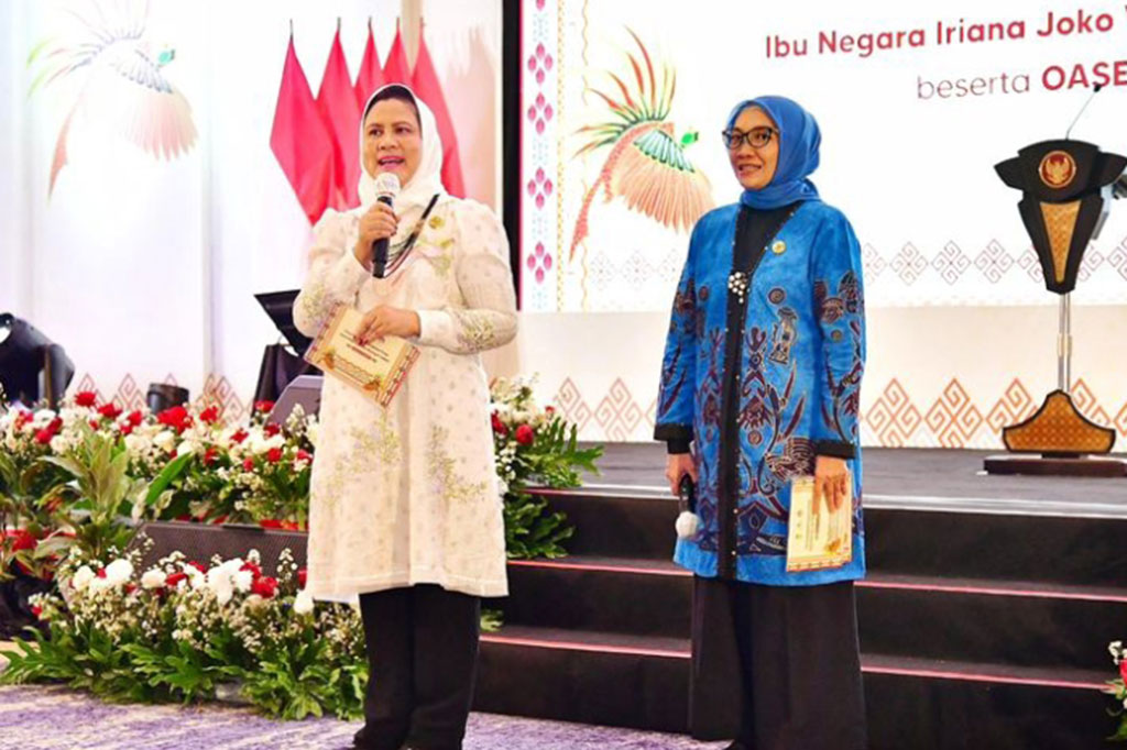 Ibu Negara Iriana Joko Widodo meminta agar hasil karya kerajinan mama-mama Papua terus dibina oleh dinas terkait.