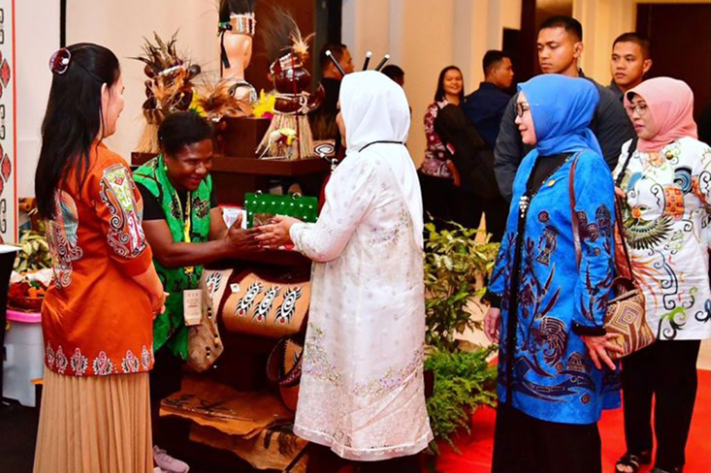 Menurut Iriana, setelah dibina namun belum ada hasilnya, pemerintah harus terus melatih. 