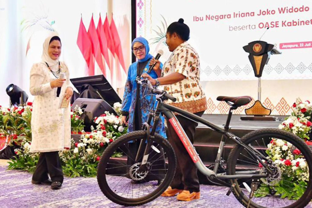 Pada kegiatan tersebut, Ibu Negara dan Ibu Wury Ma'ruf Amin memberikan pertanyaan kepada para pelaku UMKM yang hadir serta memberikan penghargaan kepada UMKM binaan atas produk kriya.