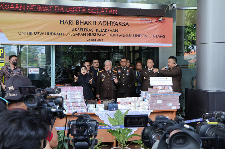 Kejaksaan Agung (Kejagung) melimpahkan barang bukti yang disita dari tersangka Harvey Moeis dan Helena Lim ke Kejaksaan Negeri (Kejari) Jaksel. Pelimpahan barang bukti dilakukan bersamaan pengiriman tersangka untuk menjalani persidangan kasus korupsi timah.