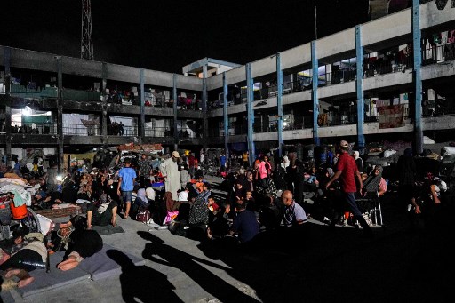 Pengungsi Palestina berlindung di sekolah yang dikelola PBB di barat Khan Younis, setelah tentara Israel mengeluarkan perintah evakuasi baru untuk beberapa bagian kota, di Jalur Gaza selatan pada Senin, 22 Juli 2024.