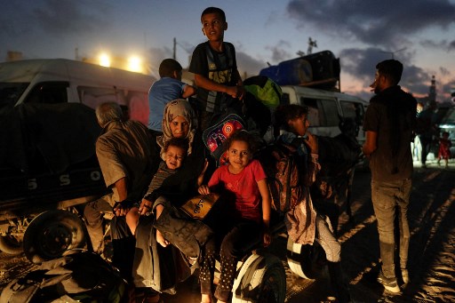 Selain itu, Bulan Sabit Merah Palestina mengumumkan bahwa kliniknya di Maan dan Bani Suhaila tidak beroperasi karena lokasinya di daerah timur Khan Younis yang dievakuasi.