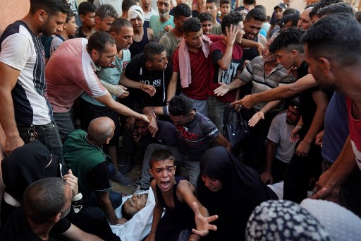 Kompleks Medis Nasser di kota tersebut meminta warga segera menyumbangkan darah untuk mereka yang terluka di tengah kekurangan unit darah yang parah.