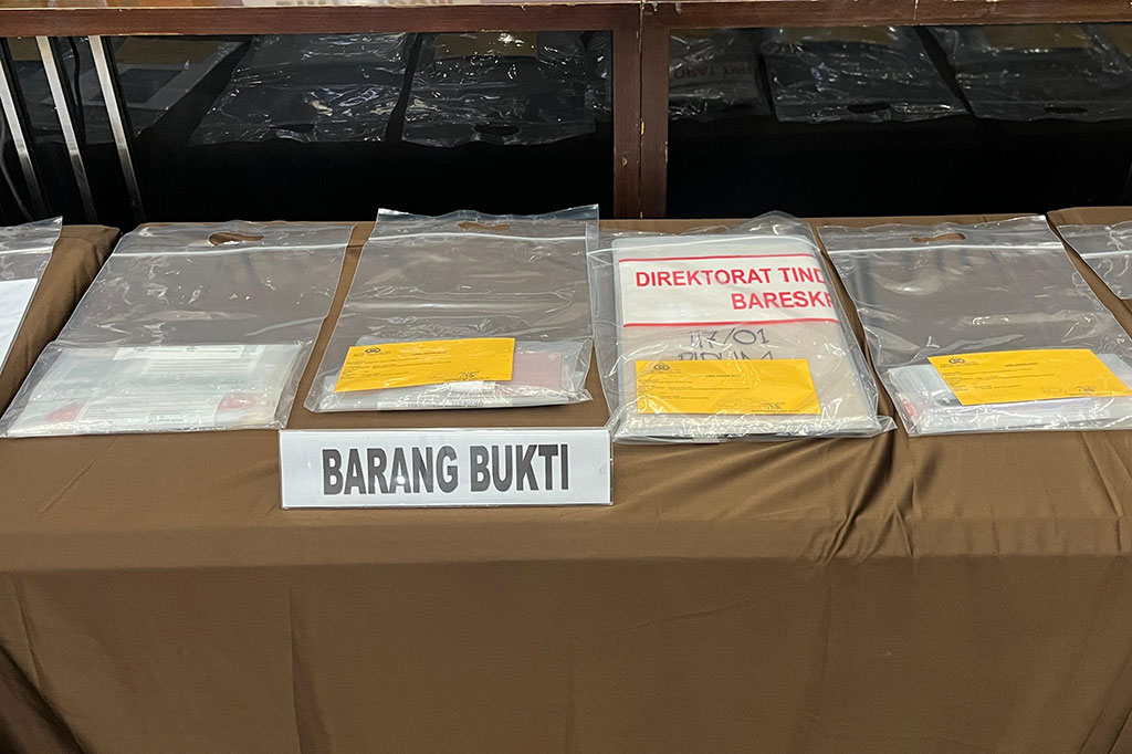 Barang bukti yang disita salah satunya adalah 28 paspor milik WNI yang saat ini tengah didalami apakah paspor tersebut milik korban atau bukan.