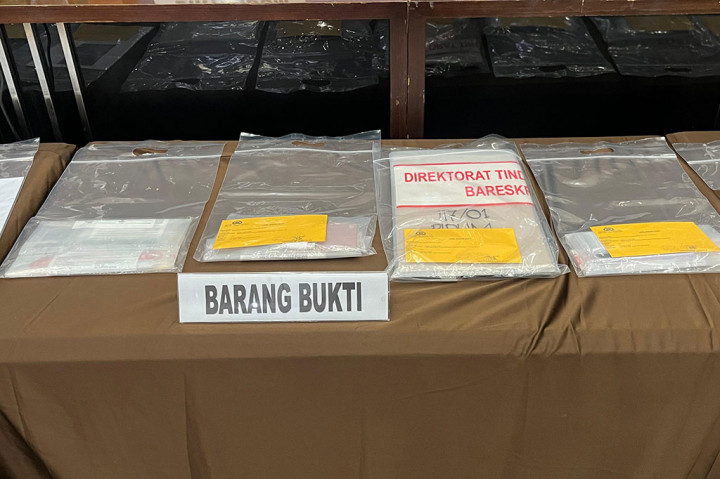 Barang bukti yang disita salah satunya adalah 28 paspor milik WNI yang saat ini tengah didalami apakah paspor tersebut milik korban atau bukan.