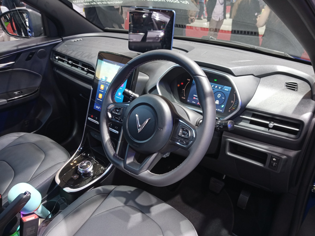 VinFast menawarkan harga yang kompetitif untuk VF 5 dan VF e34 selama ajang GIIAS berlangsung. VinFast VF 5 dijual mulai dari Rp218 juta dan kakaknya VF e34 dengan harga Rp273juta.