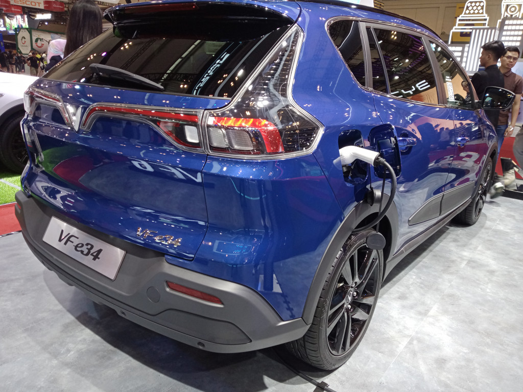 Terkait layanan purna jual, VinFast juga menyediakan garansi baterai hingga 10 tahun dengan jarak tempuh tak terbatas untuk pembelian kendaraan dengan baterai, serta garansi baterai seumur hidup. Pihaknya juga telah melakukan groundbreaking pabrik perakitan kendaraan listrik di Subang, Jawa Barat.