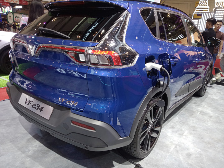 Terkait layanan purna jual, VinFast juga menyediakan garansi baterai hingga 10 tahun dengan jarak tempuh tak terbatas untuk pembelian kendaraan dengan baterai, serta garansi baterai seumur hidup. Pihaknya juga telah melakukan groundbreaking pabrik perakitan kendaraan listrik di Subang, Jawa Barat.