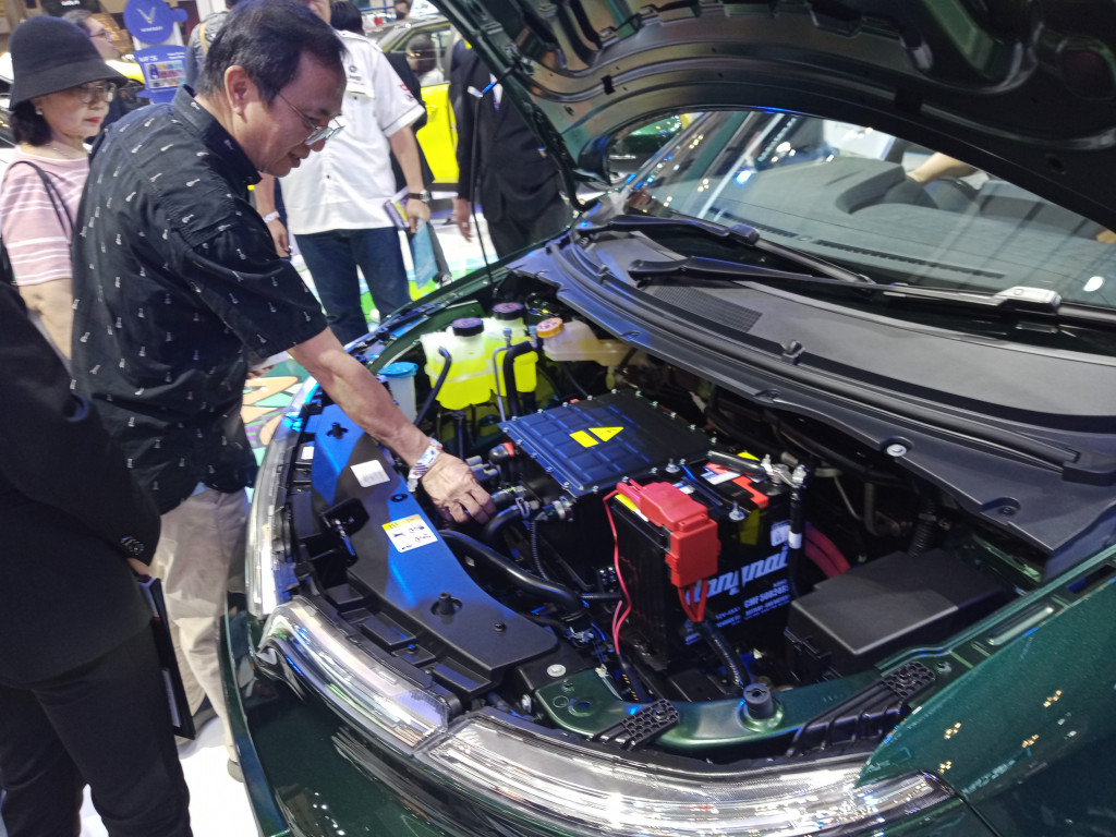 VinFast juga menyediakan opsi skema pembelian kendaraan dengan beterai atau sistem sewa baterai dalam beberapa opsi dengan biaya mulai dari Rp900 ribuan per bulan untuk 1.000 pembeli pertama di ajang GIIAS 2024.