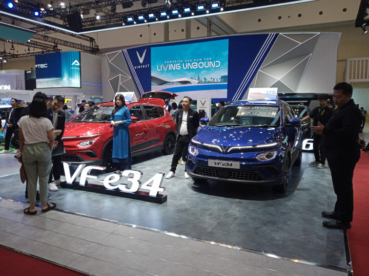 Pabrikan otomotif asal Vietnam VinFast resmi meluncurkan 2 produk mobil listrik mereka Vinfast VF 5 dan VF e34 di pasar Indonesia. Kedua mobil tersebut dipamerkan dalam ajang GAIKINDO Indonesia International Auto Show (GIIAS) 2024, di Indonesia Convention Exhibition, BSD City.