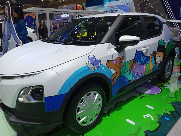 VF5 hadir dengan motor listrik bertenaga 70 kW atau setara 94 HP dengan torsi maksimal 135 Nm. Dilengkapi baterai Lithium 29,6 kWh. VinFast VF 5 bisa mengisi daya baterai dari 10 persen hingga 70 persen hanya dalam 34 menit.