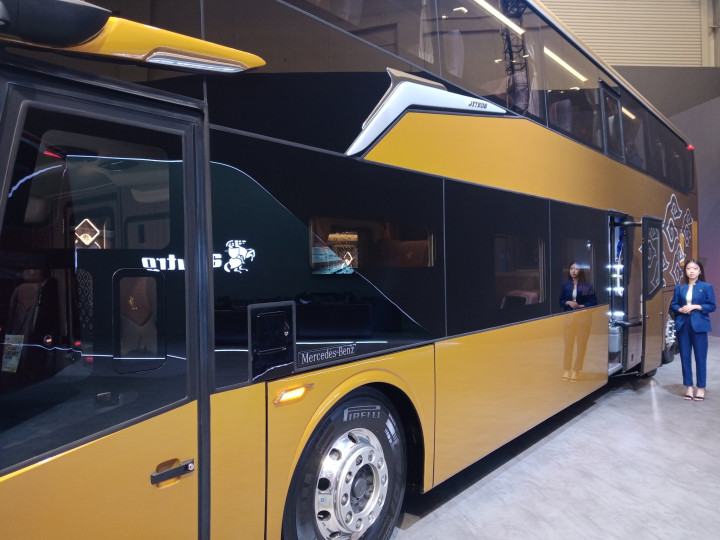 Ada pula Lane Departure Warning System (LDWS) yang berfungsi memastikan posisi kendaraan di jalan. Tambahan fitur LDWS membuat pengemudi mendapatkan alarm getar di kursi apabila bus melewati batas marka jalan, dan fitur ini akan aktif secara otomatis ketika bus berkendara di atas 60 kilometer/jam.