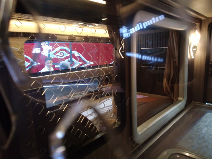 Dibekali mesin OM 460 LA 6 silinder, bus memiliki tenaga mesin sebesar 449 hp/1,800 rpm, dengan daya angkut 24 ton. Selain itu, Mercedes-Benz Bus O500 RSD 2445 juga dilengkapi fitur keselamatan terbaru yaitu fitur Advanced Driver Assistance System (ADAS).