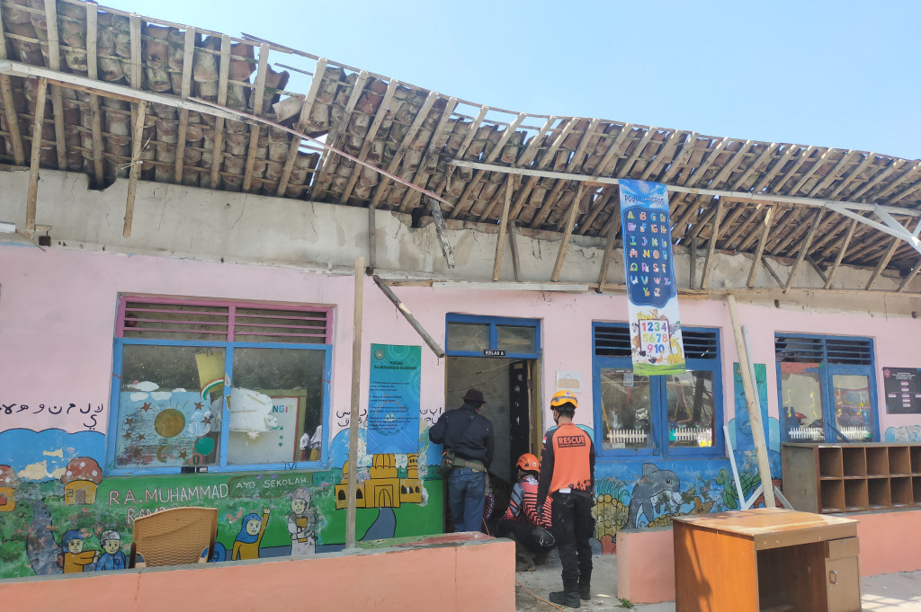 Pantauan di lokasi kejadian sekolah Raudhatul Athfal (RA) Muhammad Ramdhan yang berada di belakang gedung DPRD Kota Tasikmalaya, ambruk di makan usia setelah di bangun sejak tahun 1975. Akan tetapi, bangunan sekolah tersebut sebelumnya masih dipergunakan aktivitas kegiatan belajar mengajar (KBM) terutama kepada 24 siswa.
