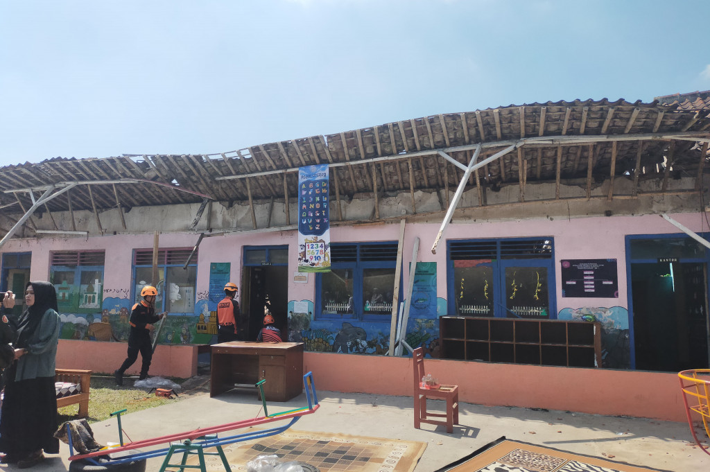 Dua ruang kelas Raudhatul Athfal Muhammad Ramdhan di Jalan Kutaresik, Jati Panyingkiran, Kelurahan Panyingkiran, Kecamatan Indihiang, Kota Tasikmalaya, Jawa Barat roboh, Selasa, 23 Juli 2024. Beruntung tidak ada korban jiwa akibat musibah yang terjadi sekitar pukul 05.40 WIB tersebut.