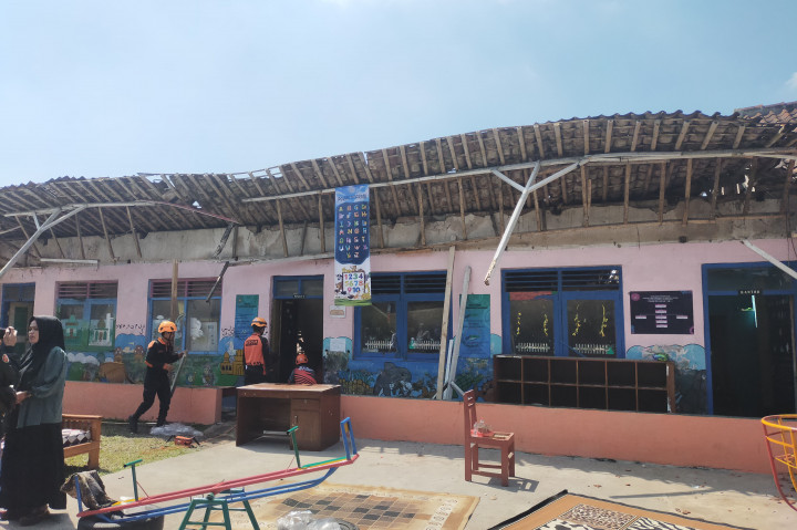 Dua ruang kelas Raudhatul Athfal Muhammad Ramdhan di Jalan Kutaresik, Jati Panyingkiran, Kelurahan Panyingkiran, Kecamatan Indihiang, Kota Tasikmalaya, Jawa Barat roboh, Selasa, 23 Juli 2024. Beruntung tidak ada korban jiwa akibat musibah yang terjadi sekitar pukul 05.40 WIB tersebut.