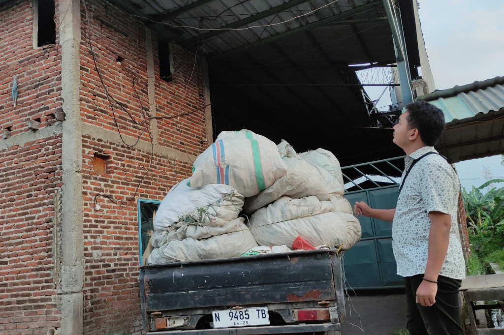 Dari pantauan di lapangan, gudang dan tempat penggilingan plastik itu berdekatan dengan permukiman warga. Sudah lebih dari tiga tahun, warga harus merasakan dampak dari aktivitas penggilingan plastik itu.