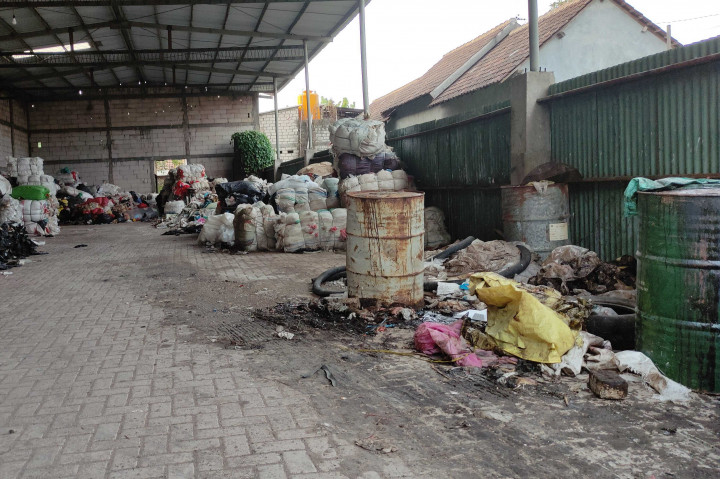 Warga RT2 dan RT3 Desa Kedung Solo, Kecamatan Porong, Kabupaten Sidoarjo mengeluhkan kegiatan gudang dan tempat penggilingan plastik di wilayah mereka. Tidak hanya menimbulkan suara bising, kegiatan penggilingan plastik tersebut menimbulkan polusi bau tidak sedap dan sumur warga juga berubah keruh.