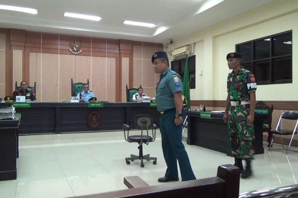 Koptu Bah Adi Purnomo Wijaya,42, yang berdinas di Lantamal V Surabaya itu kembali menghadapi sidang kasus ketiga di Pengadilan Militer III-12 Surabaya, Senin, 22 Juli 2024. Terdakwa sebelumnya sudah divonis 11 bulan penjara kasus KDRT tahun 2020, dan 8 bulan penjara kasus nikah ganda tahun 2021 di pengadilan yang sama.