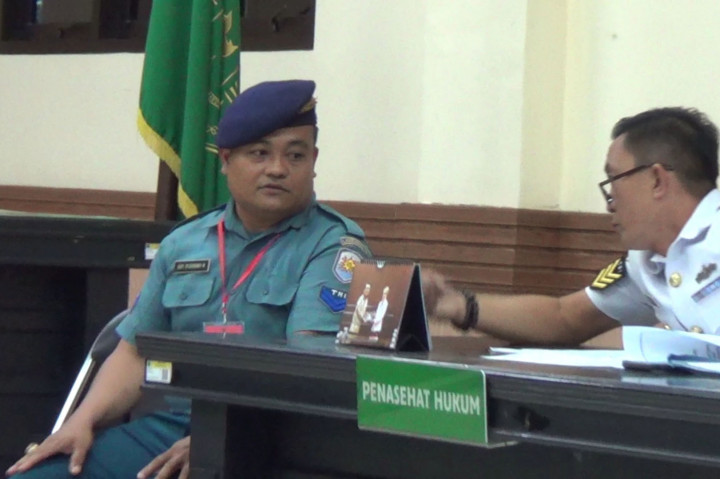 Seorang oknum anggota TNI AL dituntut hukuman 10 bulan penjara oleh oditur militer karena nekat memalsukan surat izin cerai. Sebelumnya oknum TNI ini juga sudah dua kali divonis bersalah atas kasus KDRT dan nikah ganda, di Pengadilan Militer III-12 Surabaya.