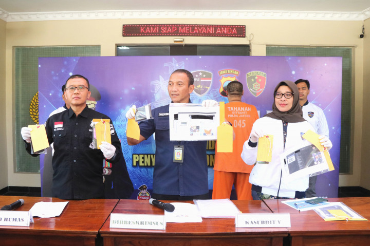 Ditreskrimsus Polda Jateng Kombes Pol Dwi Subagio menjelaskan penangkapan pelaku berawal dari laporan masyarakat yang menyebutkan maraknya penyebaran video pornografi anak-anak.