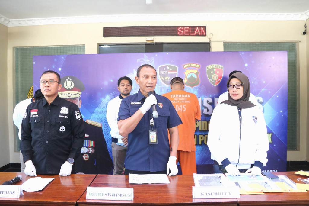 Polda Jawa Tengah berhasil mengungkap pelaku tindak pidana pornografi melalui jejaring instan. Pelaku berinisial RS (30), warga Kabupaten Kebumen, ditangkap beserta sejumlah barang bukti terkait penyebaran konten-konten pornografi.
