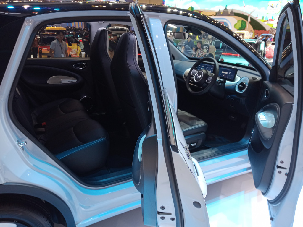 Mobil yang dipasarkan dalam jumlah terbatas ini ditawarkan dengan harga Rp372 jutaan (harga on the road di Jakarta dengan insentif PPN).