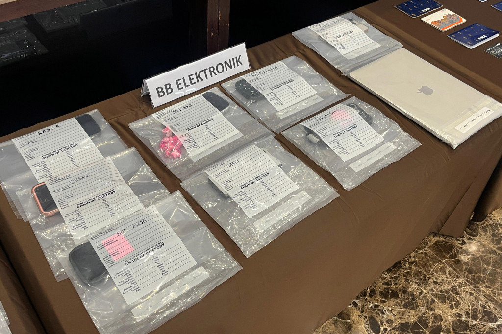Bagi pekerja seks di bawah umur, kata Dani, ditawarkan dengan harga Rp8 hingga Rp17 juta. Namun, para talent hanya menerima upah sebesar Rp2 juta.