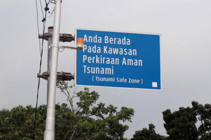 Setidaknya, di daerah Kota Padang sudah terdapat 26 Blue Line Tsunami Save Zone yang tersebar di sepanjang jalan garis pantai Padang. Saat ini zona aman tsunami itu menjadi acuan bagi masyarakat untuk menyelamatkan diri dari ancaman megathrust Mentawai yang diisukan.
