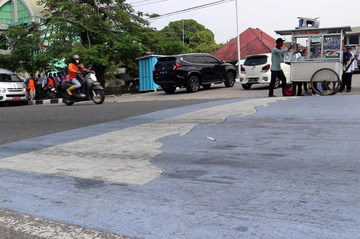 “BPBD Sumbar sudah melakukan berbagai upaya untuk mengurangi risiko gempa dan tsunami. Terutama untuk di wilayah Kota Padang, juga sudah dipasang Blue Line Tsunami Save Zone atau batas perkiraan landaan zona aman tsunami,” ujarnya.