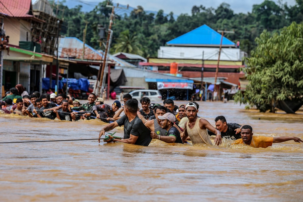 Banjir ini terjadi sejak hari Minggu, 21 Juli 2024, yang melanda enam desa di dua Kecamatan yakni, Kecamatan Weda Tengah dan Kecamatan Weda Utara.
