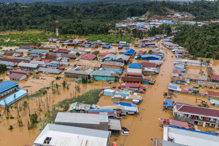 Sejumlah desa di lingkar tambang, Kabupaten Halmahera Tengah, Provinsi Maluku Utara dilanda banjir bandang dalam tiga hari terakhir ini. Banjir terjadi lantaran intensitas curah hujan tinggi sehingga membuat debit air sungai meluap ke permukiman warga.