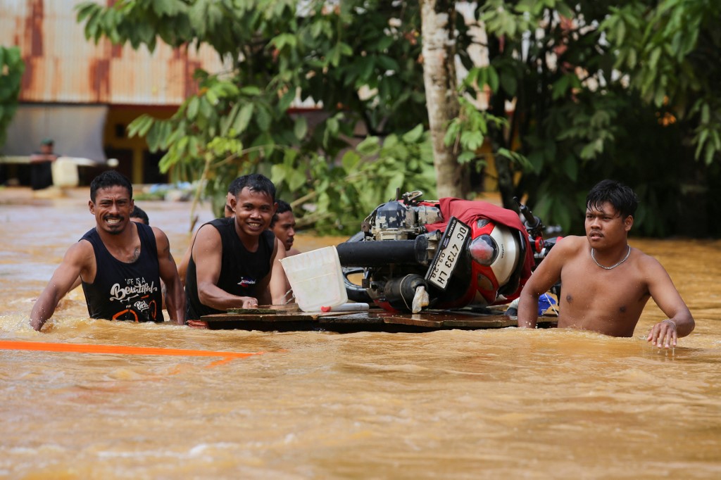 Akibat bencana tersebut, akses jalan lintas Halmahera di lingkar tambang PT Weda Bay Industrial Park lumpuh total lantaran digenangi air setinggi lutut hingga dada orang dewasa.