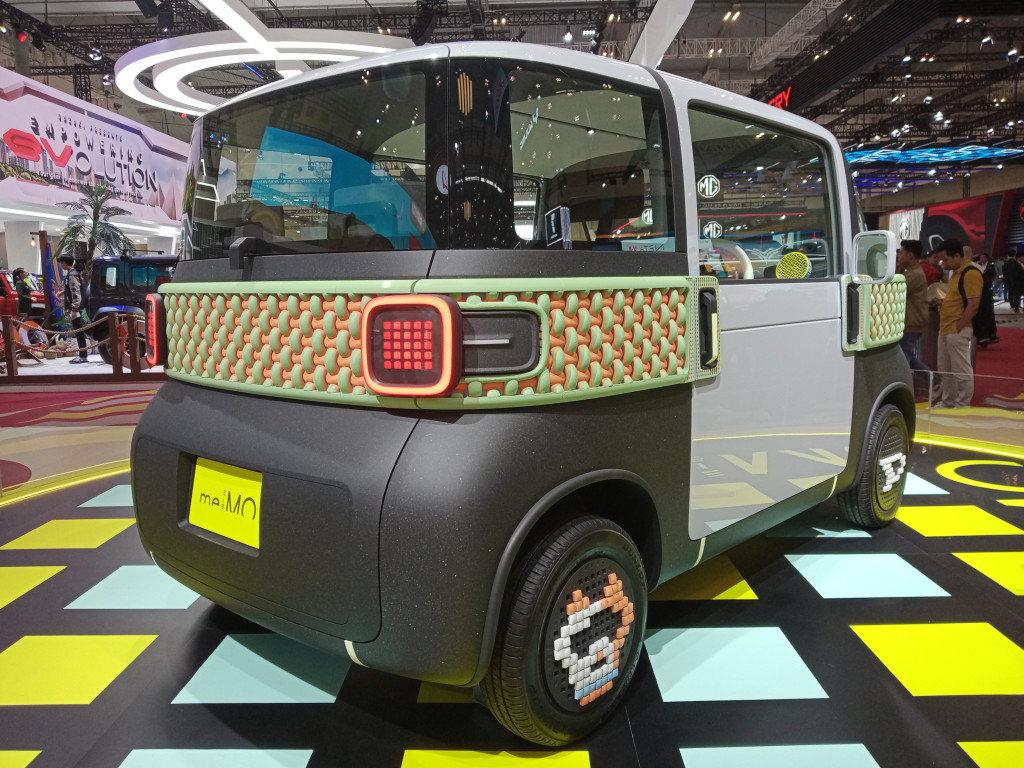 Daihatsu pada ajang GIIAS 2024, membawa model konsepnya yang memiliki dimensi yang mungil, yakni Daihatsu Me:mo. Di Indonesia, kendaraan ini mirip dengan Wuling Air Ev. Hanya saja, kendaraan ini memiliki disain yang lebih futuristik dibandingkan dengan Wuling Air Ev.