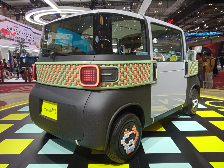 Daihatsu pada ajang GIIAS 2024, membawa model konsepnya yang memiliki dimensi yang mungil, yakni Daihatsu Me:mo. Di Indonesia, kendaraan ini mirip dengan Wuling Air Ev. Hanya saja, kendaraan ini memiliki disain yang lebih futuristik dibandingkan dengan Wuling Air Ev.