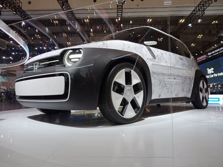 Honda tampil dengan Sustaina-C Concept. Mobil hadir dengan konsep yang simpel, berkat tampilan yang dihadirkan dari kap mesin dan juga bodi samping yang tidak banyak lekukan-lekukan. memang kendaraan ini diciptakan untuk area perkotaan.