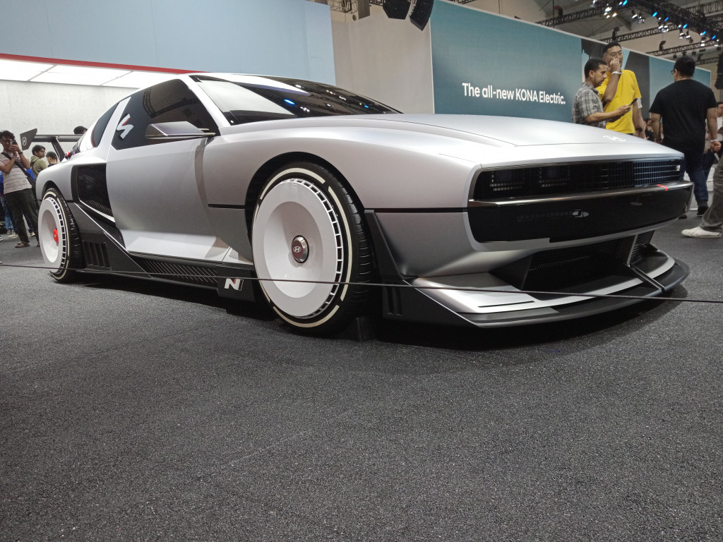 Berbeda dengan pabrikan lain, Hyundai justru membawa kendaraan masa depan mereka dengan mesin yang menggunakan bahan bakar hidrogen.