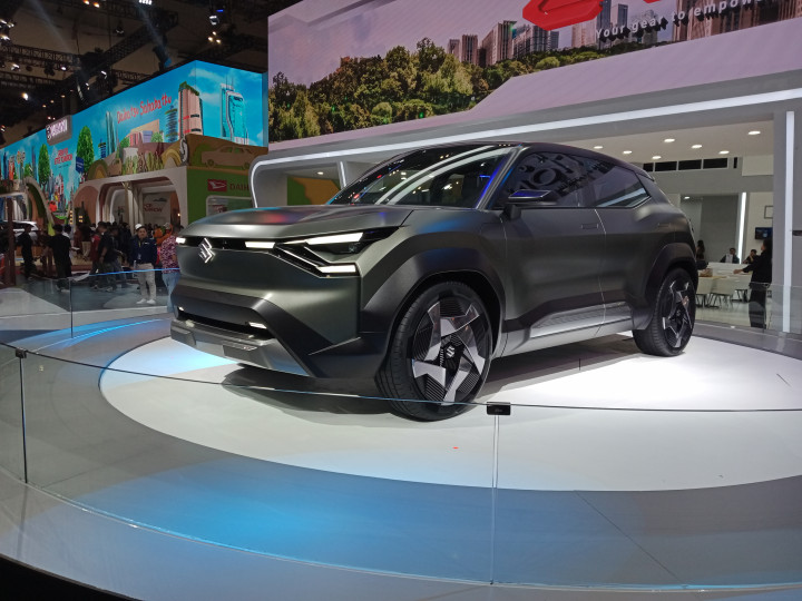 Suzuki tidak ingin tertinggal dalam era elektrifikasi yang saat ini sedang menjamur di Indonesia. Pada ajang ini, Suzuki membawa kendaraan elektrik mereka melalui eVX.