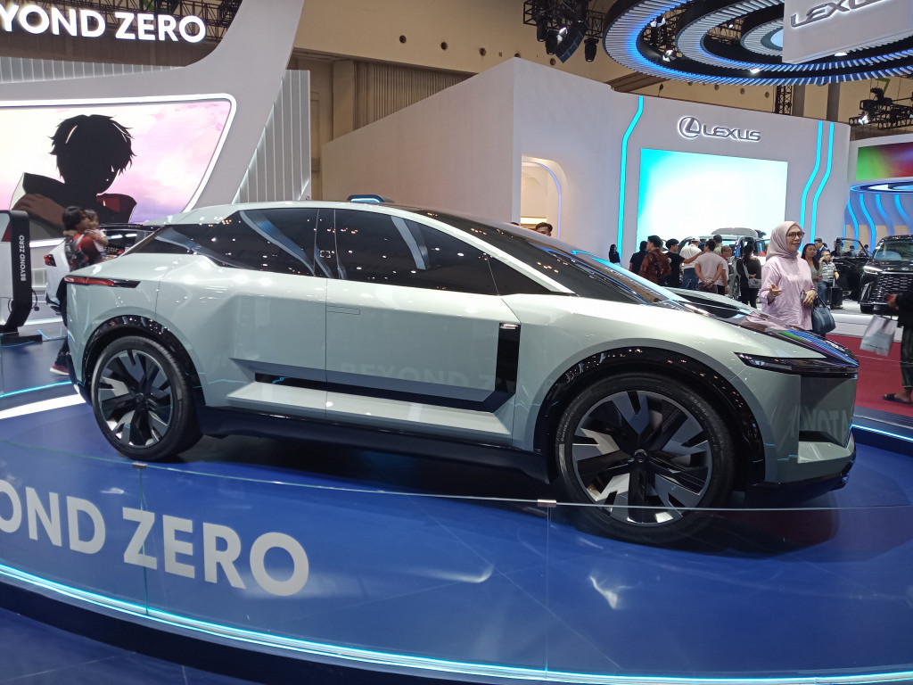 Toyota dalam pameran ini juga menghadirkan kendaraan konsep crossover battery electric vehicle (BEV). Kendaraan ramah lingkungan masa depan dari Toyota ini terlihat membawa model yang futuristik.