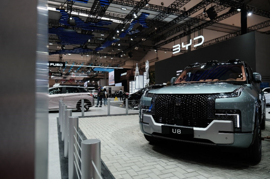 Yangwang U8 yang dibawa oleh BYD di pameran GIIAS 2024 kali ini cukup menarik perhatian pengunjung pameran GIIAS 2024, terlebih saat SUV bongsor ini melakukan atraksi dengan berputar 360 derajat.