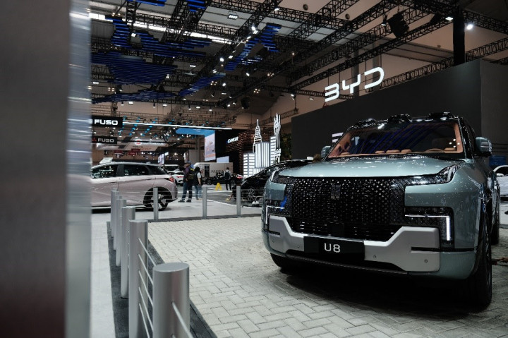 Yangwang U8 yang dibawa oleh BYD di pameran GIIAS 2024 kali ini cukup menarik perhatian pengunjung pameran GIIAS 2024, terlebih saat SUV bongsor ini melakukan atraksi dengan berputar 360 derajat.