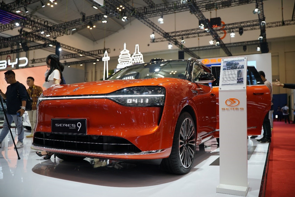 Pabrikan otomotif asal Tiongkok, yakni Seres mengenalkan kendaraan masa depan mereka melalui Aito M9. Mobil konsep ini menurut data spesifikasi kendaraan yang diberikan perusahaan sudah dilengkapi dengan teknologi canggih seperti kecerdasan artifisial (Artificial Intelligence/AI).