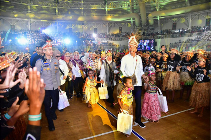 Presiden Joko Widodo dan Ibu Negara Iriana Joko Widodo menghadiri Pundak Peringatan Hari Anak Nasional 2024 di Istora Papua Bangkit, Jayapura, Papua, Selasa, 23 Juli 2024.