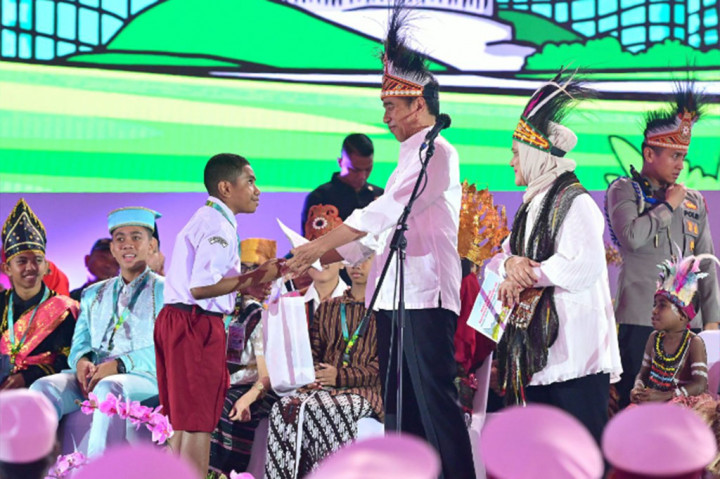 Menurut Jokowi, anak-anak merupakan generasi masa depan sehingga sudah seharusnya pemerintah giat menyiapkan mulai dari kepintarannya, kepandaiannya, wawasannya, hingga karakternya.