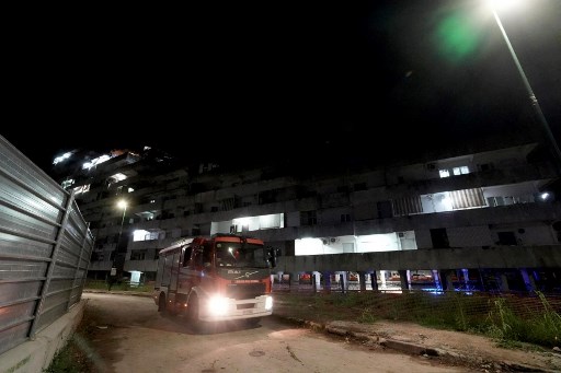 Para saksi menggambarkan mendengar ledakan dahsyat ketika bagian dari bangunan itu runtuh ke lantai di bawahnya, menurut laporan di pers Italia.